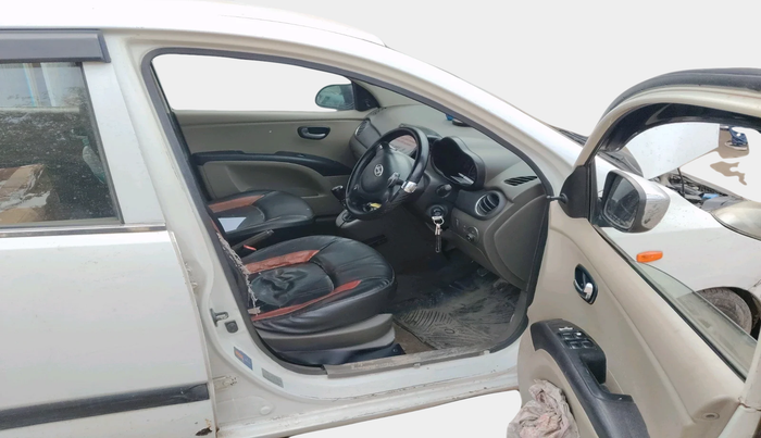 2014 Hyundai i10 SPORTZ 1.1, CNG, Manual, 1,23,670 km, interior