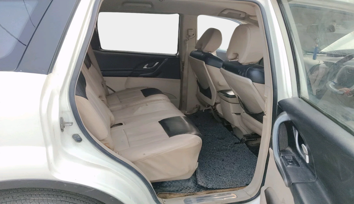 2016 Mahindra XUV500 W6, Diesel, Manual, 1,84,988 km, interior
