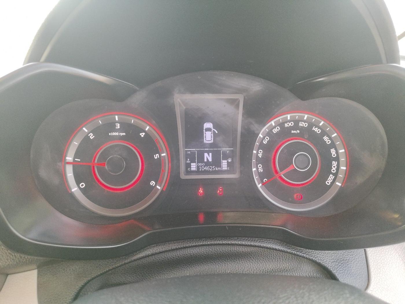 2021 Mahindra XUV300 W8 (O) 1.5 DIESEL AMT, Diesel, Automatic, 1,04,625 km, interior