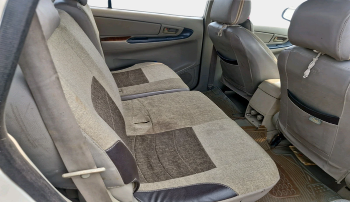 2013 Toyota Innova 2.5 G 8 STR, Diesel, Manual, 1,15,437 km, interior