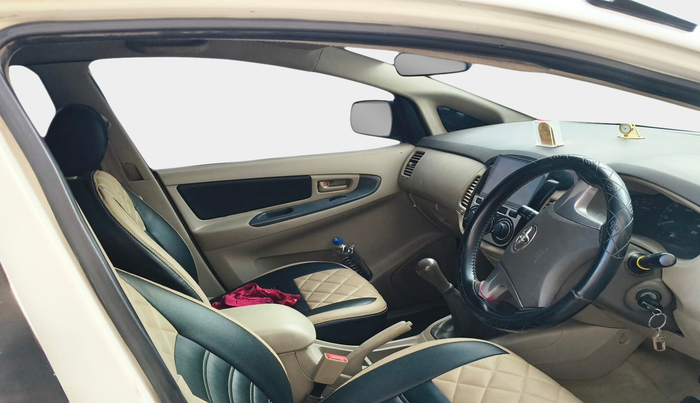 2013 Toyota Innova 2.5 GX 8 STR, Diesel, Manual, 3,81,075 km, interior