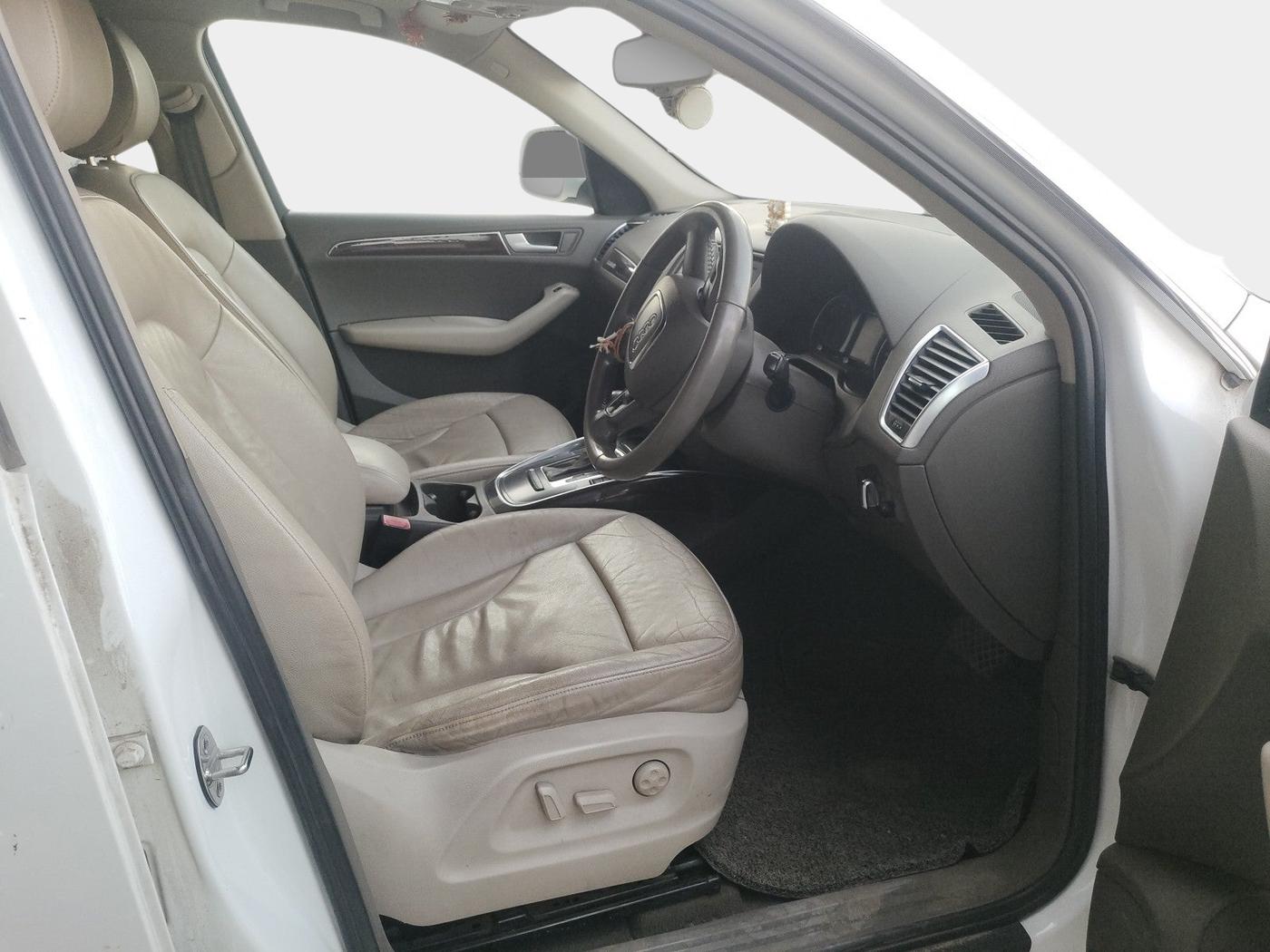 2012 Audi Q5 2.0 TDI QUATTRO, Diesel, Automatic, 1,33,402 km, interior