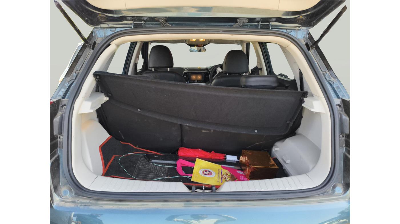 2023 Mahindra XUV300 W8 1.2 PETROL, Petrol, Manual, 19,706 km, exterior