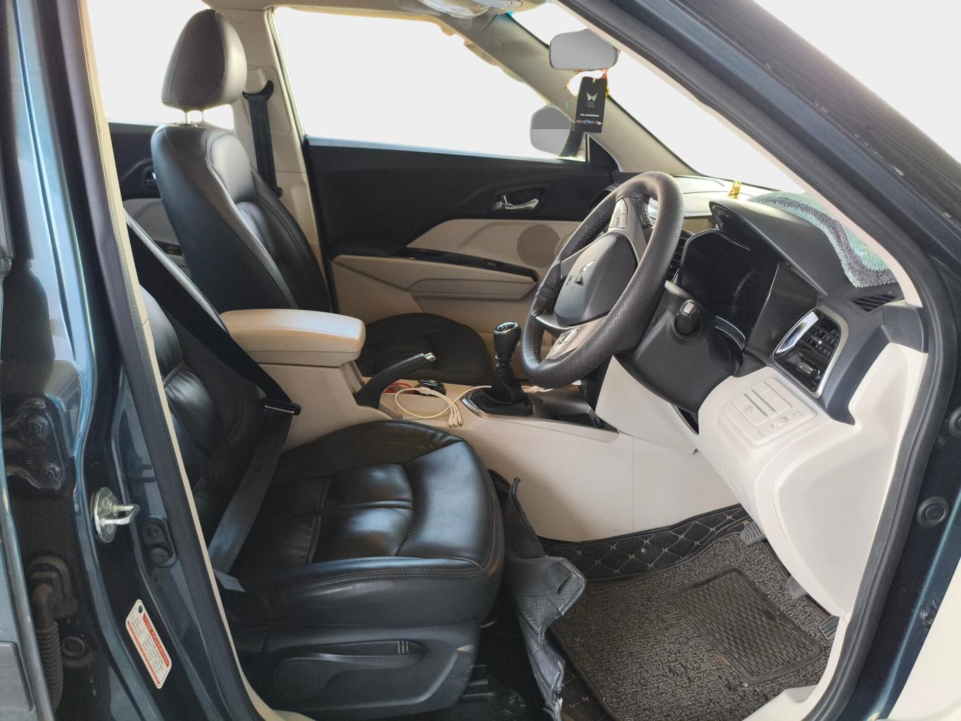 2023 Mahindra XUV300 W8 1.2 PETROL, Petrol, Manual, 19,706 km, interior
