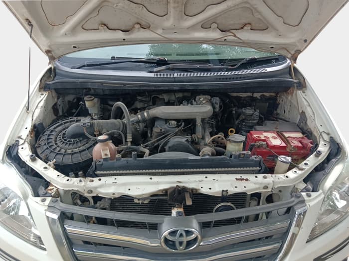 2011 Toyota Innova 2.5 G4 7 STR, Diesel, Manual, 3,00,000 km, exterior