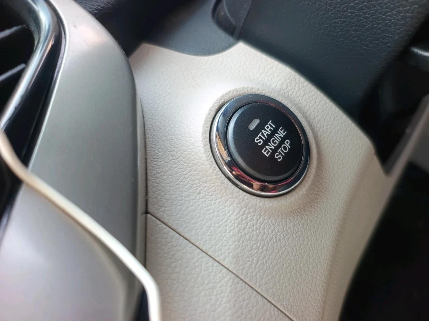 2020 Mahindra XUV300 W8 (O) 1.2 PETROL, Petrol, Manual, 41,553 km, interior