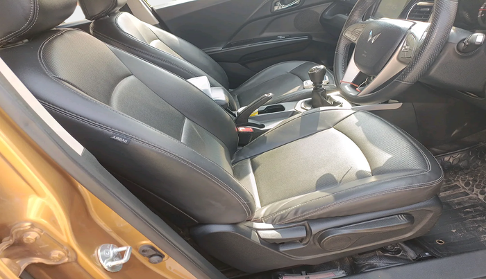 2022 Mahindra XUV300 W8 (O) 1.2 PETROL, Petrol, Manual, 22,633 km, interior