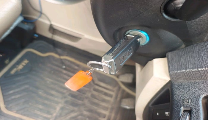 2015 Mahindra XUV500 W8, Diesel, Manual, 1,01,662 km, interior