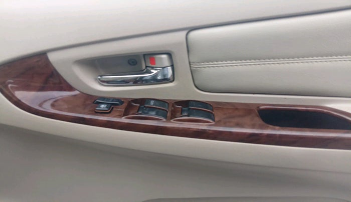 2014 Toyota Innova 2.5 VX 8 STR, Diesel, Manual, 1,49,111 km, interior