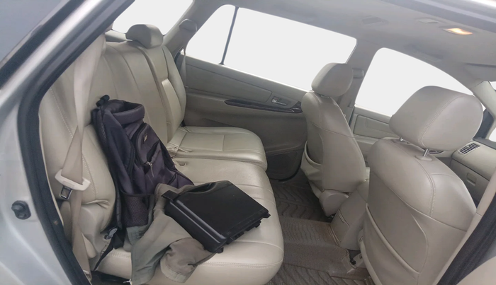 2014 Toyota Innova 2.5 VX 8 STR, Diesel, Manual, 1,49,111 km, interior