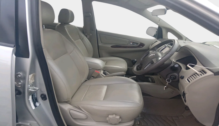 2014 Toyota Innova 2.5 VX 8 STR, Diesel, Manual, 1,49,111 km, interior