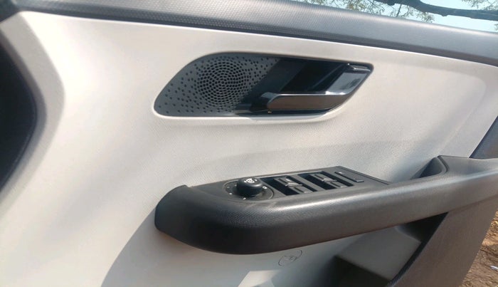 2022 Tata ALTROZ XT PETROL, Petrol, Manual, 30,132 km, interior