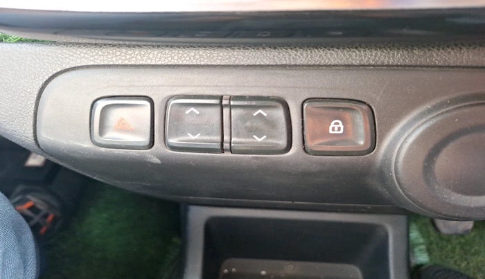 2018 Renault Kwid RXT 1.0 (O), Petrol, Manual, 1,42,271 km, interior