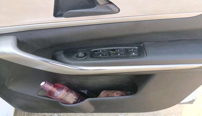 2022 Mahindra XUV700 MX D MT 5 STR, Diesel, Manual, 1,13,689 km, interior