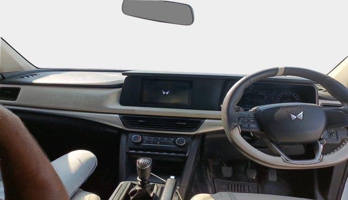 2022 Mahindra XUV700 MX D MT 5 STR, Diesel, Manual, 1,13,689 km, interior