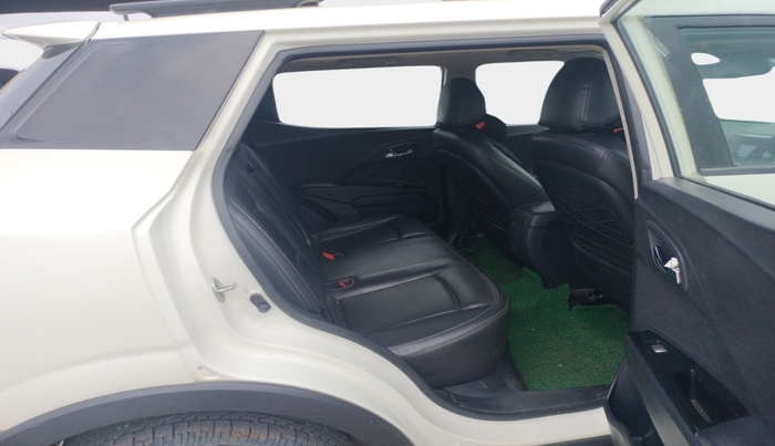 2022 Mahindra XUV300 W8 (O) 1.2 PETROL, Petrol, Manual, 63,701 km, interior