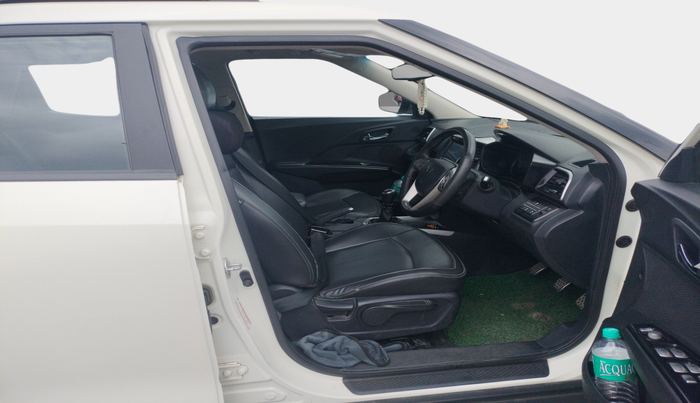 2022 Mahindra XUV300 W8 (O) 1.2 PETROL, Petrol, Manual, 63,701 km, interior