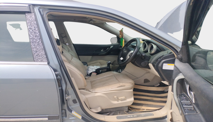 2016 Mahindra XUV500 W10, Diesel, Manual, 1,66,741 km, interior