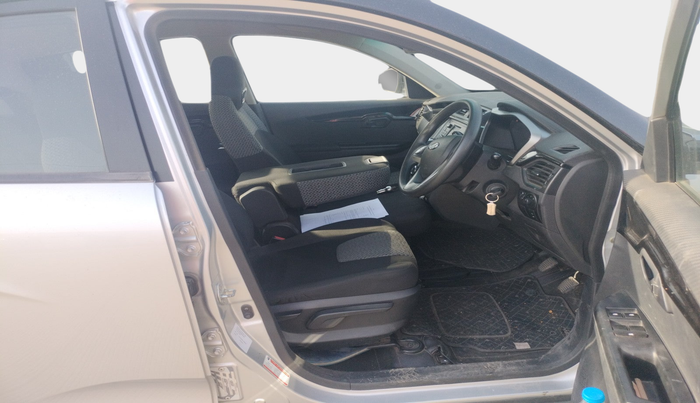 2017 Mahindra Kuv100 K8 6 STR, Petrol, Manual, 43,699 km, interior