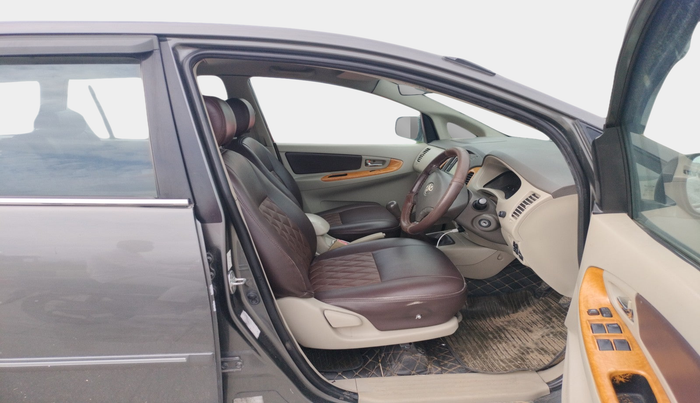 2011 Toyota Innova V 2.5 8 STR, Diesel, Manual, 1,61,722 km, interior