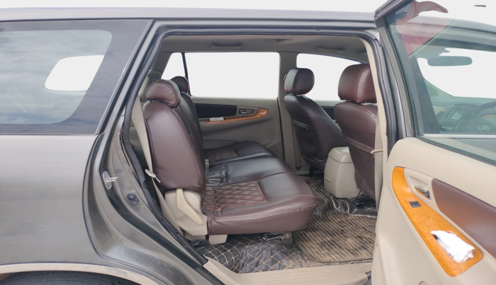 2011 Toyota Innova V 2.5 8 STR, Diesel, Manual, 1,61,722 km, interior