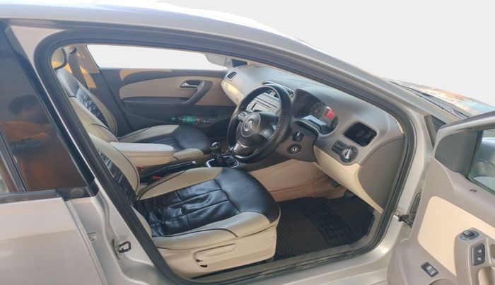 2013 Volkswagen Vento HIGHLINE 1.6 MPI, Petrol, Manual, 1,07,385 km, interior