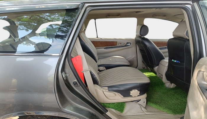 2013 Toyota Innova 2.5 GX 7 STR, Diesel, Manual, 1,97,430 km, interior