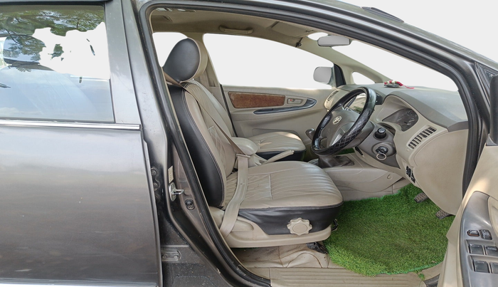 2013 Toyota Innova 2.5 GX 7 STR, Diesel, Manual, 1,97,430 km, interior