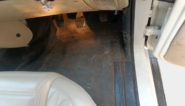 2013 Mahindra Scorpio EX M2DI, Diesel, Manual, 3,85,407 km, interior