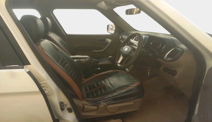 2018 Mahindra TUV300 T8, Diesel, Manual, 1,07,554 km, interior