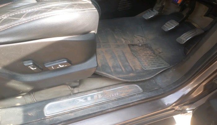 2017 Mahindra XUV500 W10, Diesel, Manual, 1,42,545 km, interior