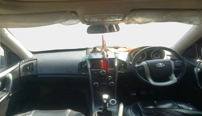 2017 Mahindra XUV500 W10, Diesel, Manual, 1,42,545 km, interior