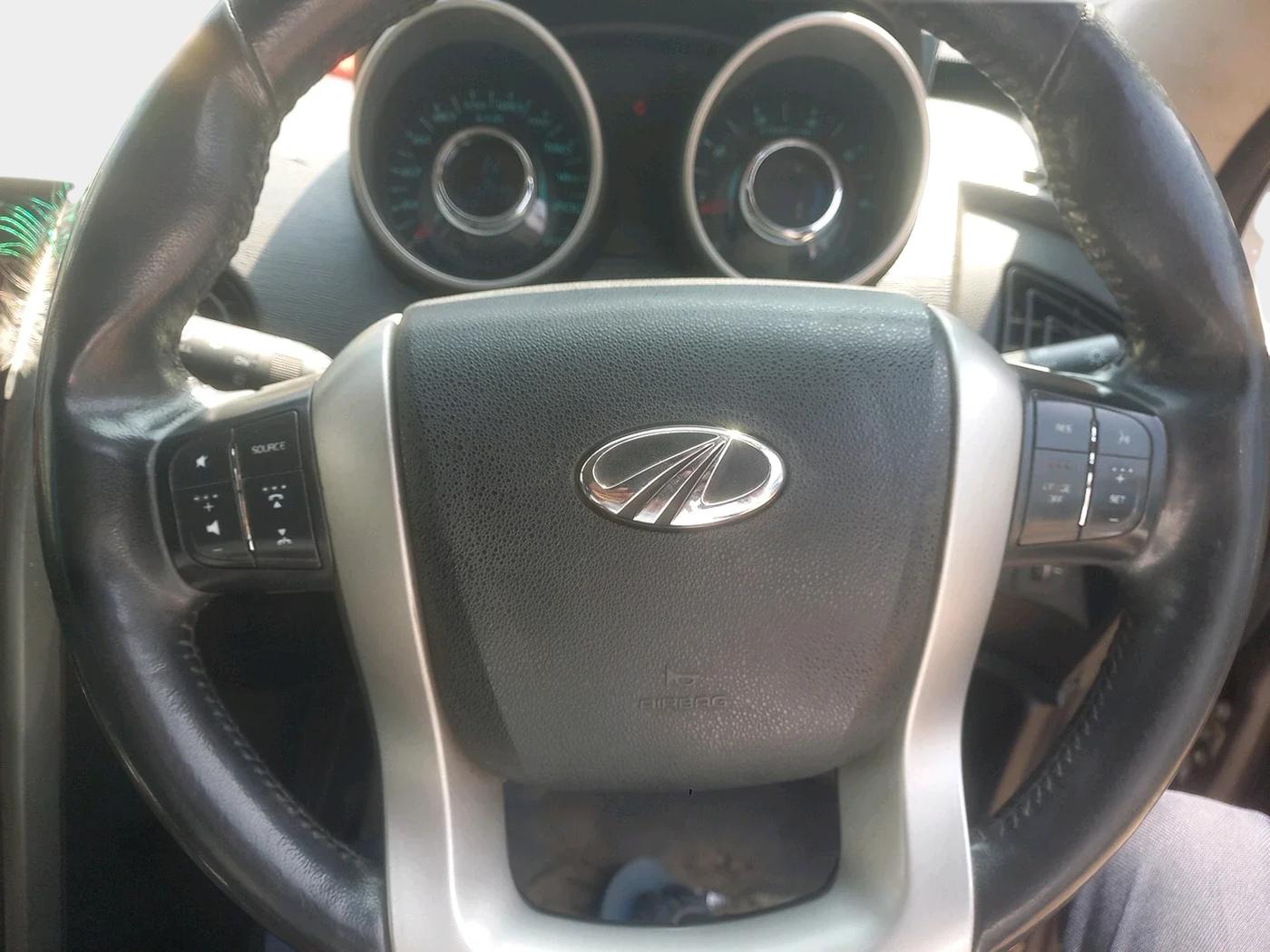 2017 Mahindra XUV500 W10, Diesel, Manual, 1,42,545 km, interior