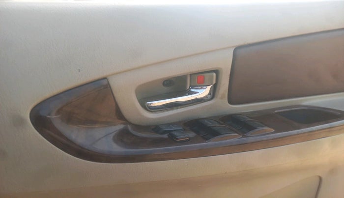 2012 Toyota Innova VX 2.5 7 STR, Diesel, Manual, 1,33,879 km, interior