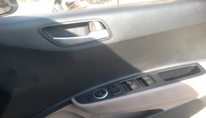 2015 Hyundai Grand i10 SPORTZ 1.2 KAPPA VTVT, Petrol, Manual, 1,41,540 km, interior