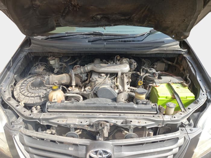 2013 Toyota Innova 2.5 G 8 STR, Diesel, Manual, 22,60,000 km, exterior