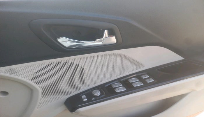 2022 Mahindra XUV300 W8 (O) 1.5 DIESEL, Diesel, Manual, 77,524 km, interior