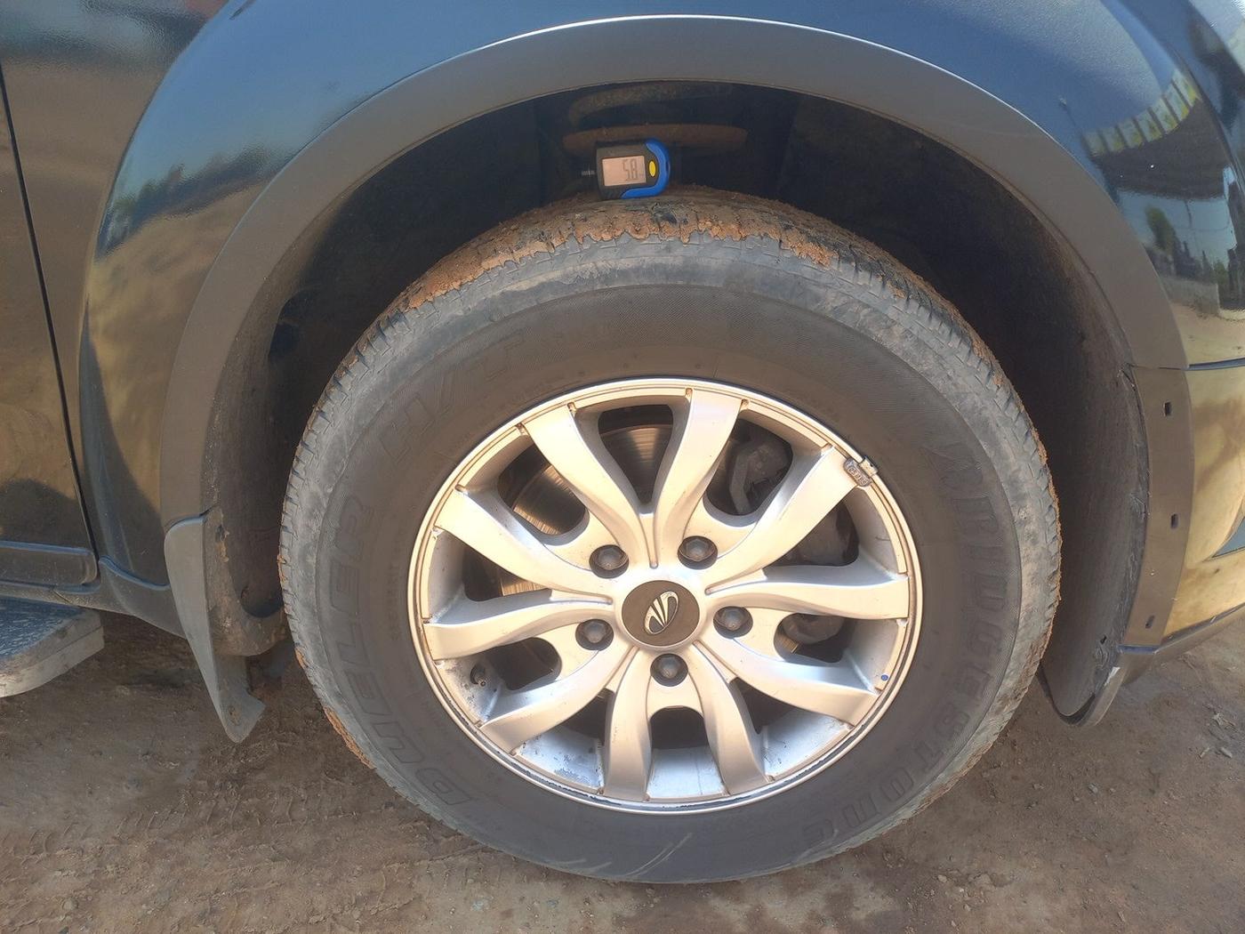 2017 Mahindra XUV500 W10 AT, Diesel, Automatic, 1,00,272 km, tyre
