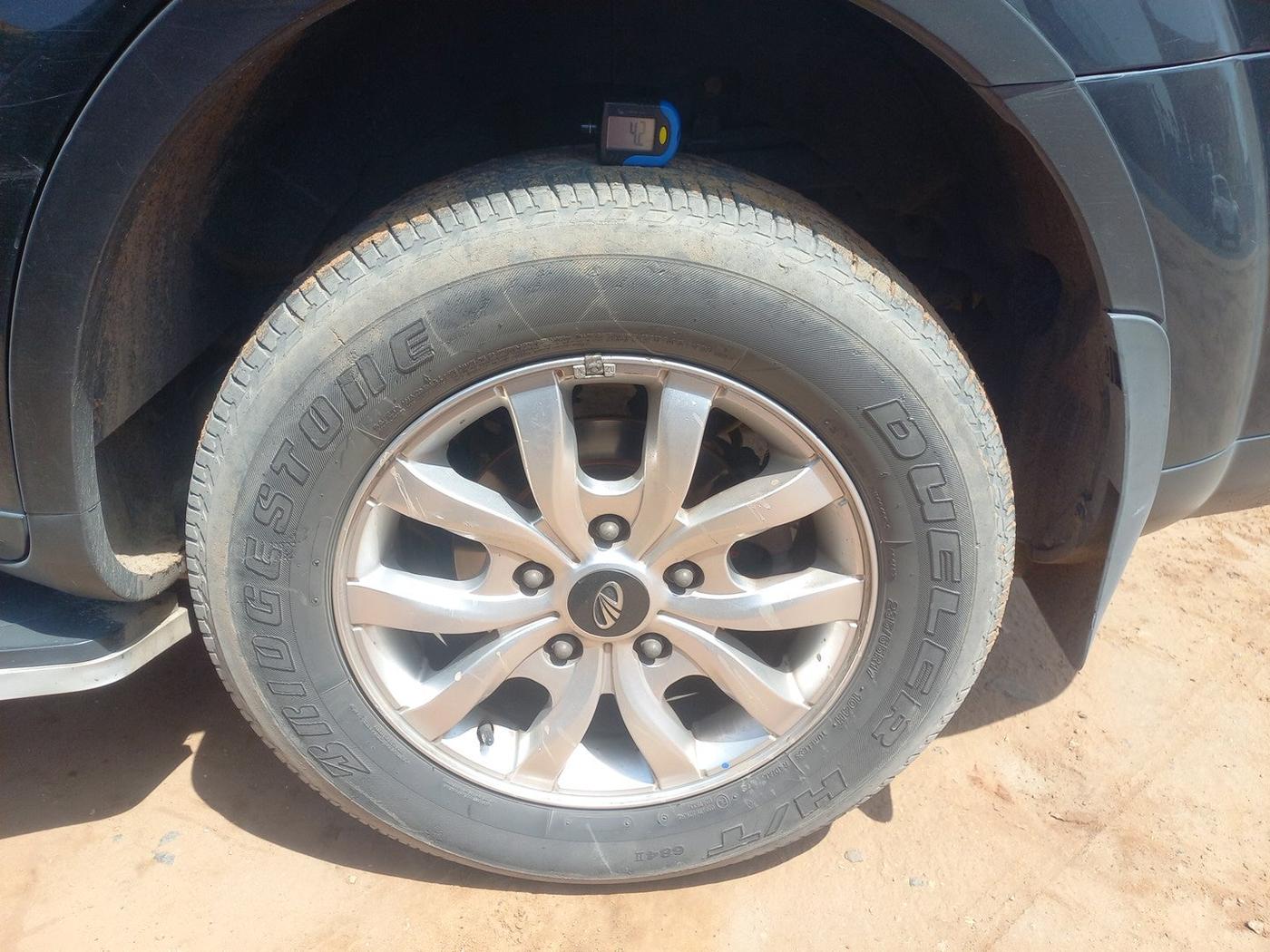 2017 Mahindra XUV500 W10 AT, Diesel, Automatic, 1,00,272 km, tyre
