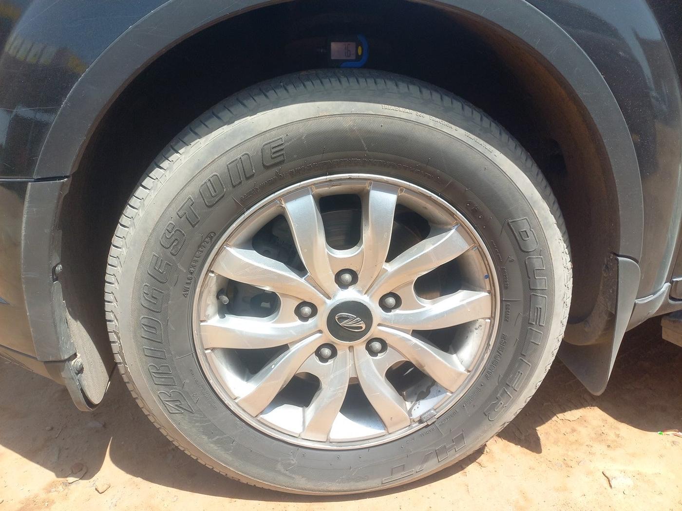 2017 Mahindra XUV500 W10 AT, Diesel, Automatic, 1,00,272 km, tyre