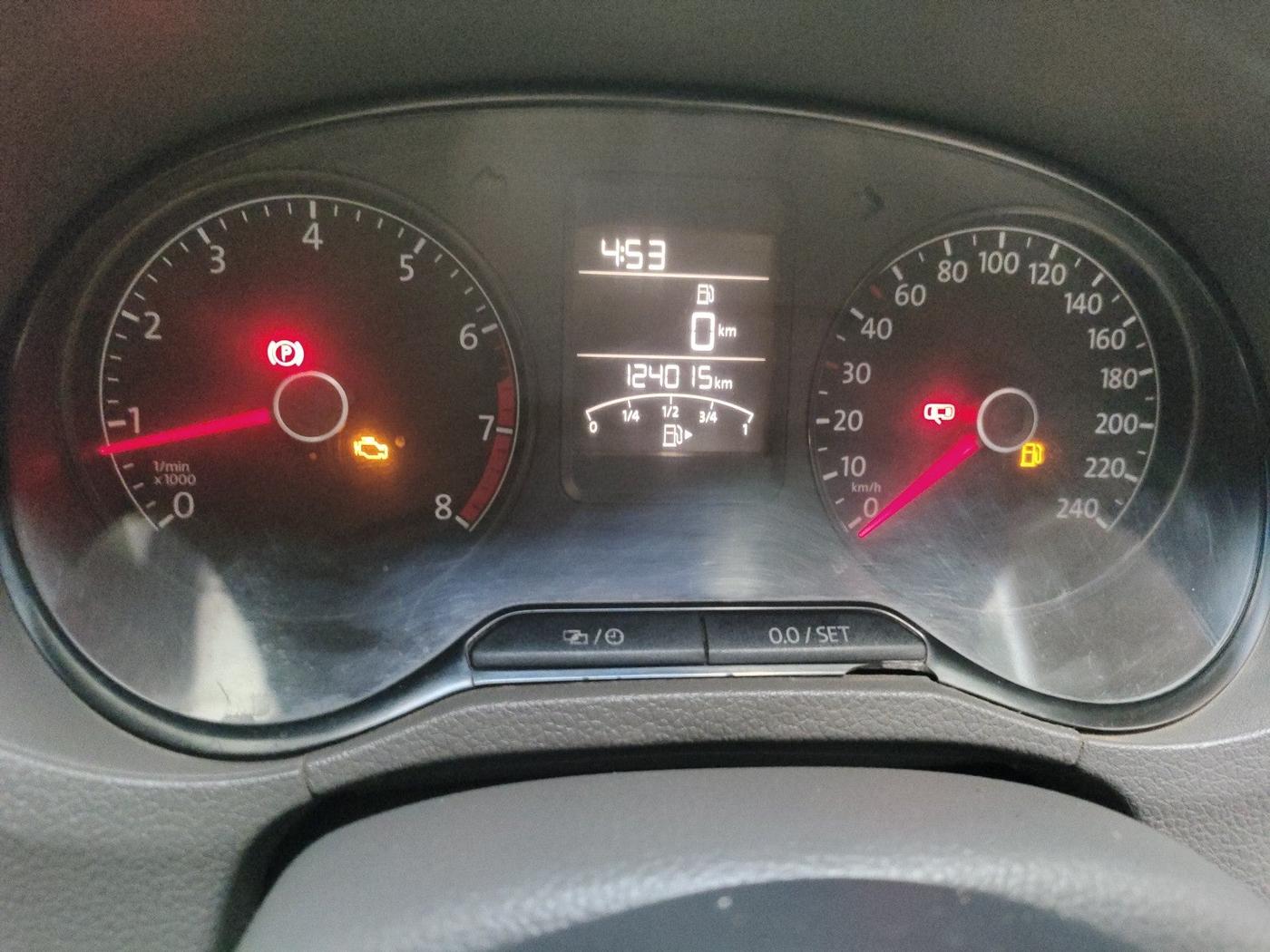 2015 Volkswagen Vento HIGHLINE 1.6 MPI, Petrol, Manual, 1,24,015 km, interior