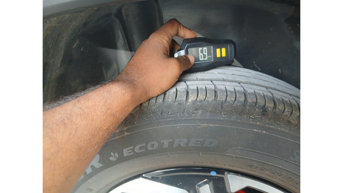 2022 Maruti BREZZA VXI SMART HYBRID, Petrol, Manual, 34,692 km, tyre
