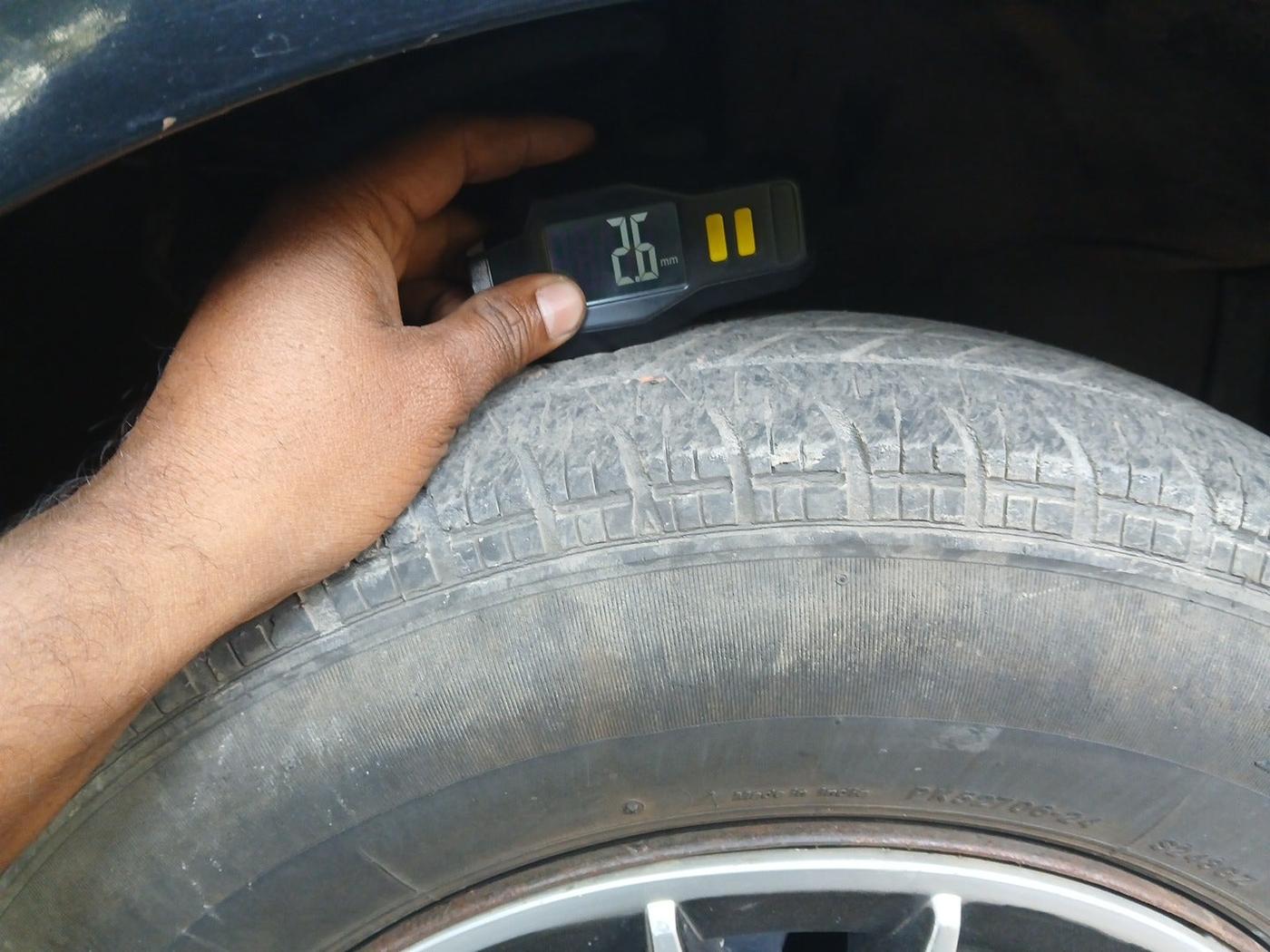 2010 Maruti Swift VXI, Petrol, Manual, 50,155 km, tyre