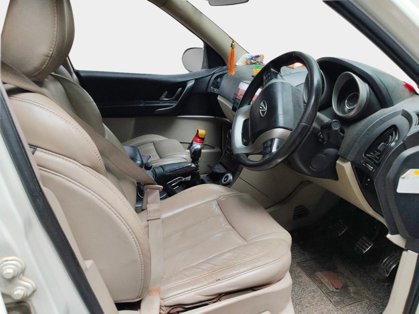 2017 Mahindra XUV500 W10, Diesel, Manual, 1,10,171 km, interior