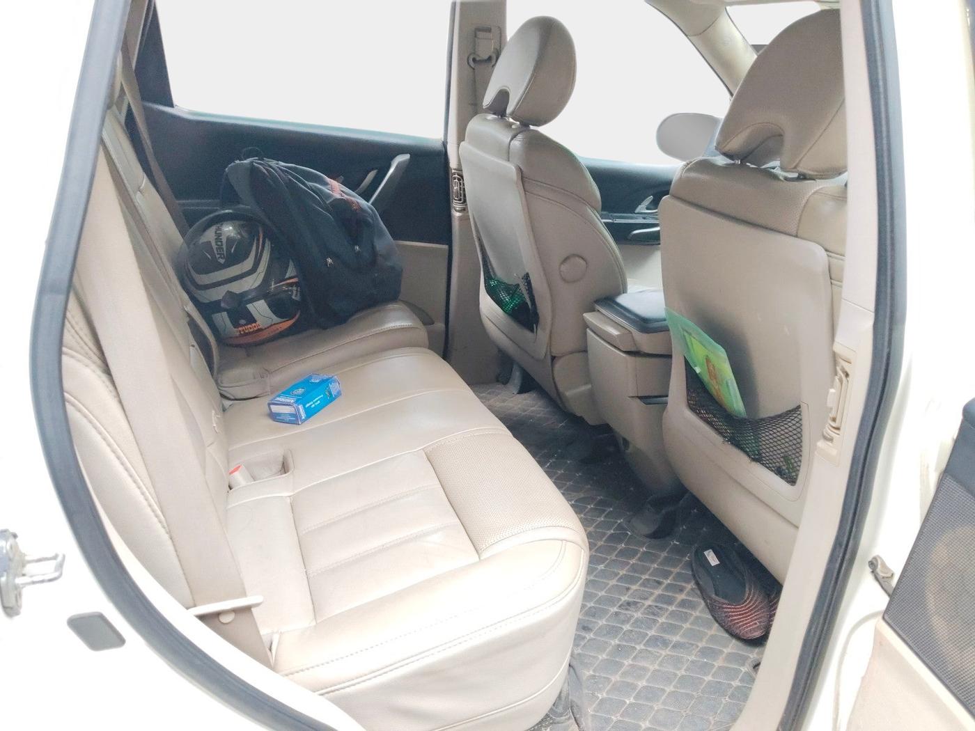 2017 Mahindra XUV500 W10, Diesel, Manual, 1,10,171 km, interior