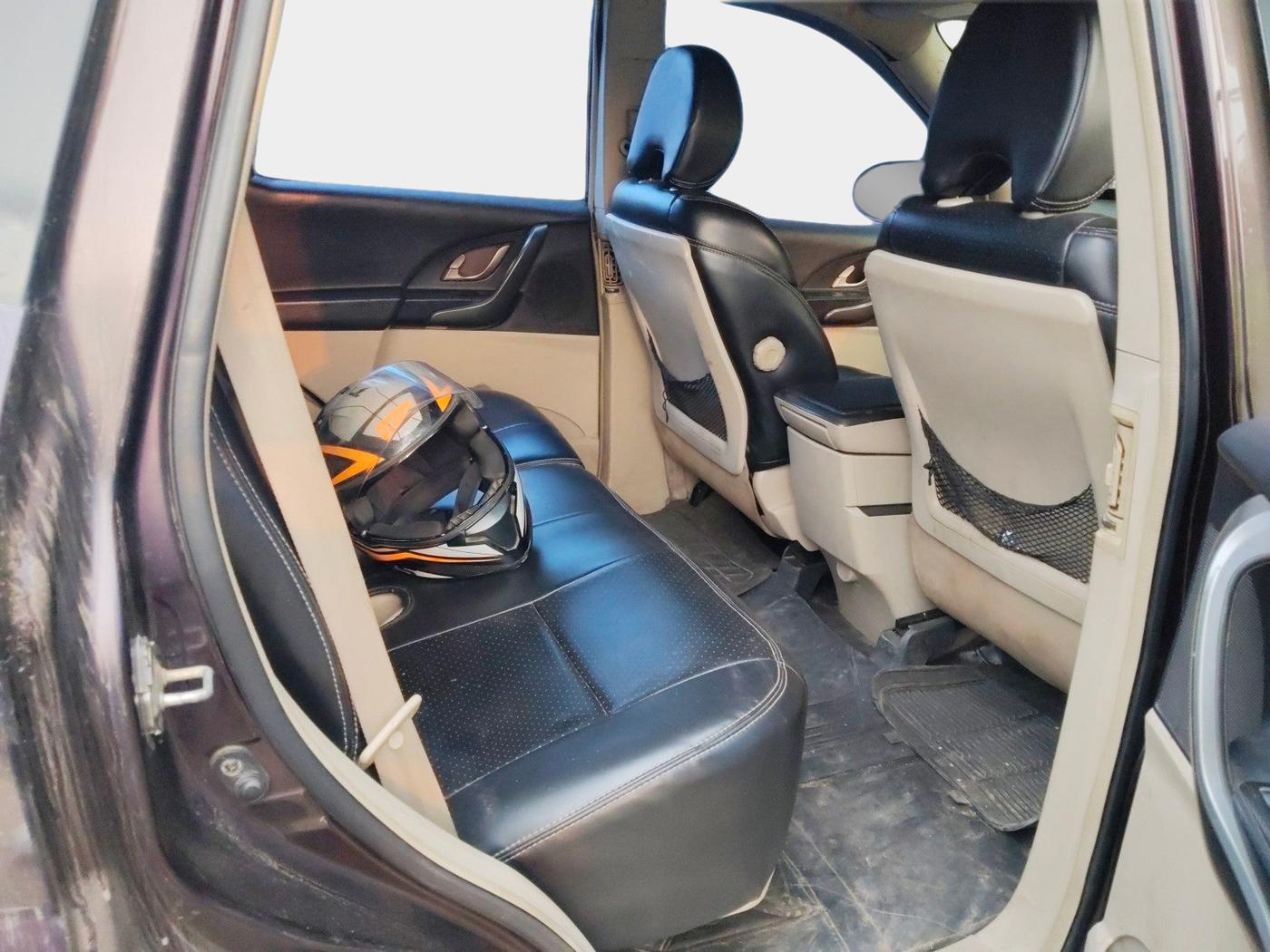 2016 Mahindra XUV500 W6, Diesel, Manual, 56,857 km, interior