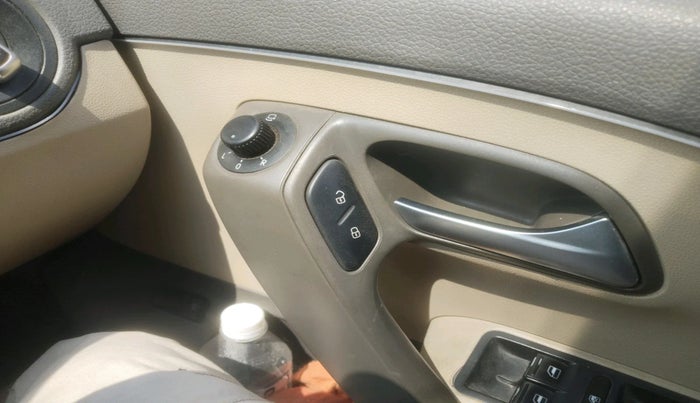 2016 Volkswagen Vento HIGHLINE 1.6 MPI, Petrol, Manual, 32,231 km, interior