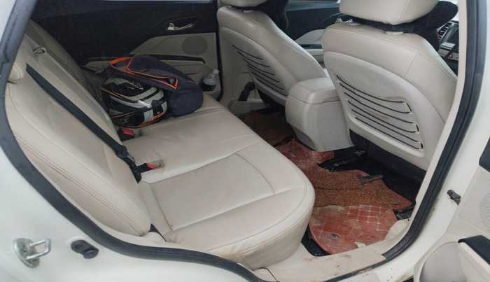2020 Mahindra XUV300 W8 (O) 1.2 PETROL, Petrol, Manual, 70,581 km, interior