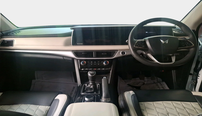 2025 Mahindra XUV700 AX7 Petrol MT 7 STR, Petrol, Manual, 14,151 km, interior