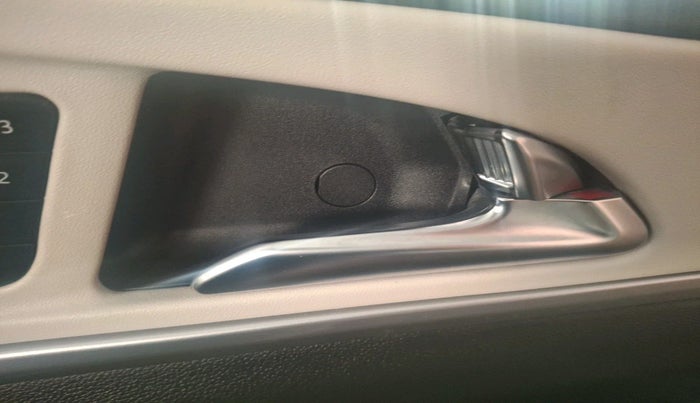 2025 Mahindra XUV700 AX7 Petrol MT 7 STR, Petrol, Manual, 14,151 km, interior